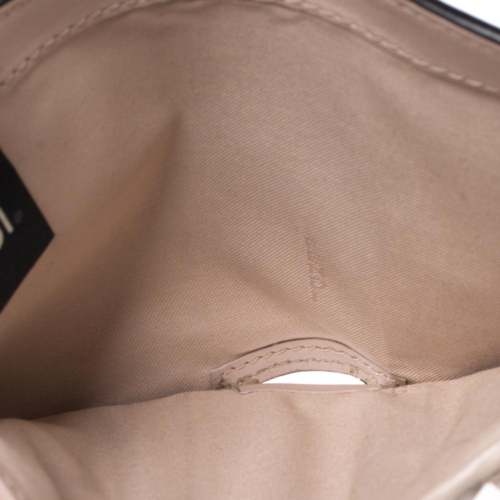 Fendi Bifold F ist kompakte Brieftasche aus beigefarbenem Leder im Angebot 6