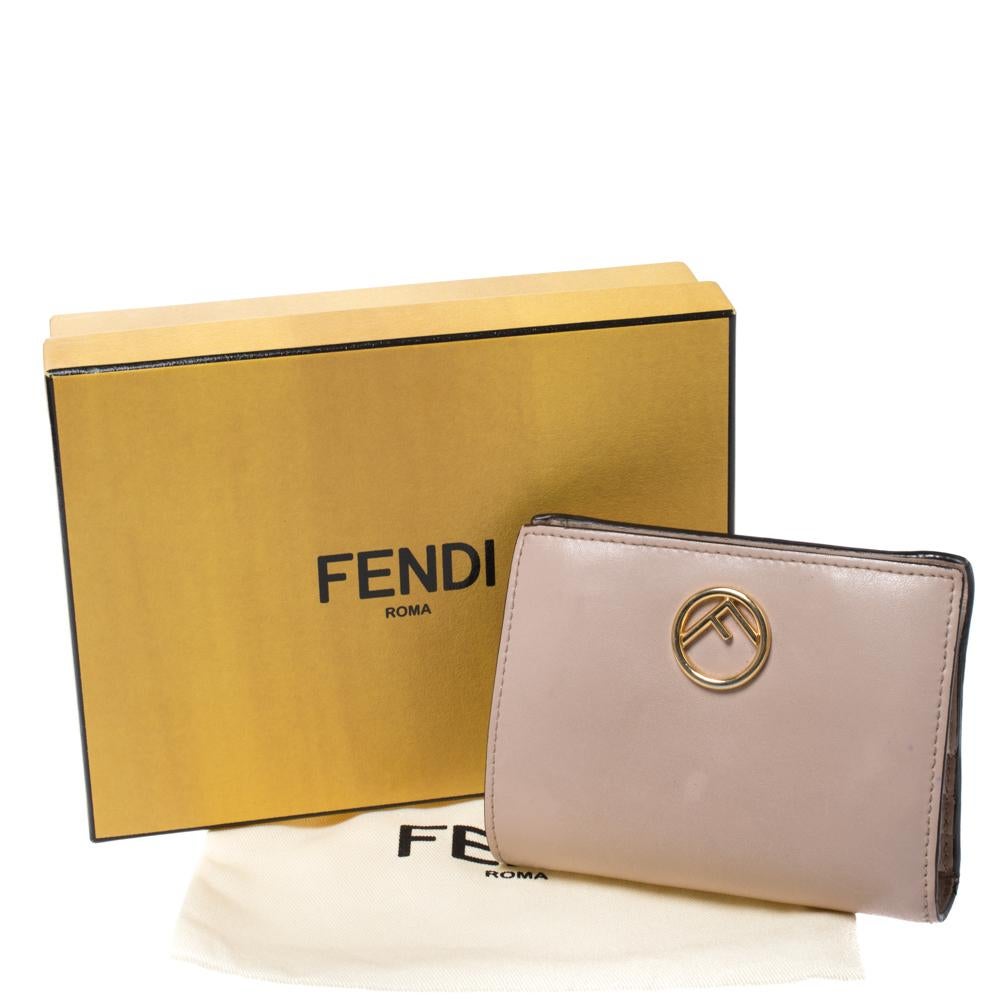 Fendi Bifold F ist kompakte Brieftasche aus beigefarbenem Leder im Angebot 7