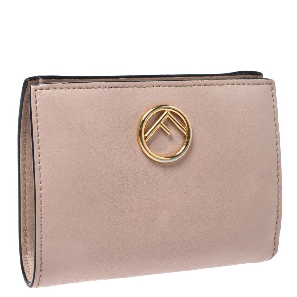 Fendi Bifold F ist kompakte Brieftasche aus beigefarbenem Leder (Beige) im Angebot
