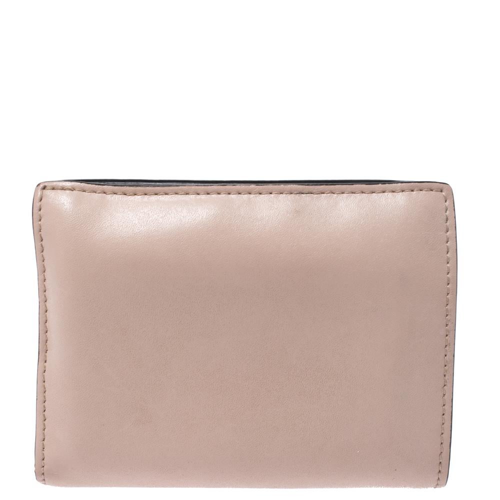 Fendi Bifold F ist kompakte Brieftasche aus beigefarbenem Leder im Zustand „Gut“ im Angebot in Dubai, Al Qouz 2