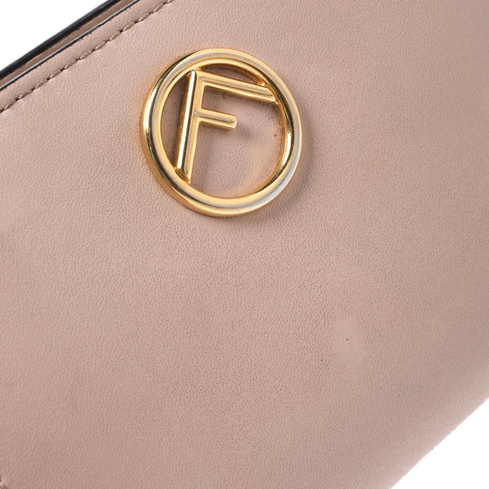 Fendi Bifold F ist kompakte Brieftasche aus beigefarbenem Leder Damen im Angebot