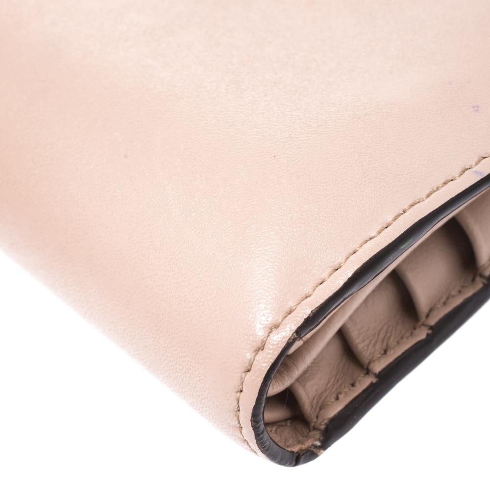 Fendi Bifold F ist kompakte Brieftasche aus beigefarbenem Leder im Angebot 1
