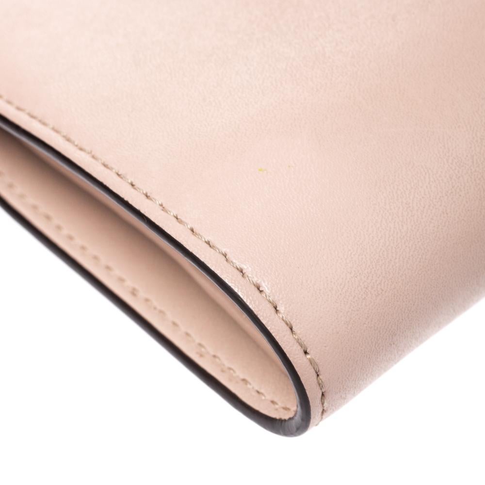 Fendi Bifold F ist kompakte Brieftasche aus beigefarbenem Leder im Angebot 2