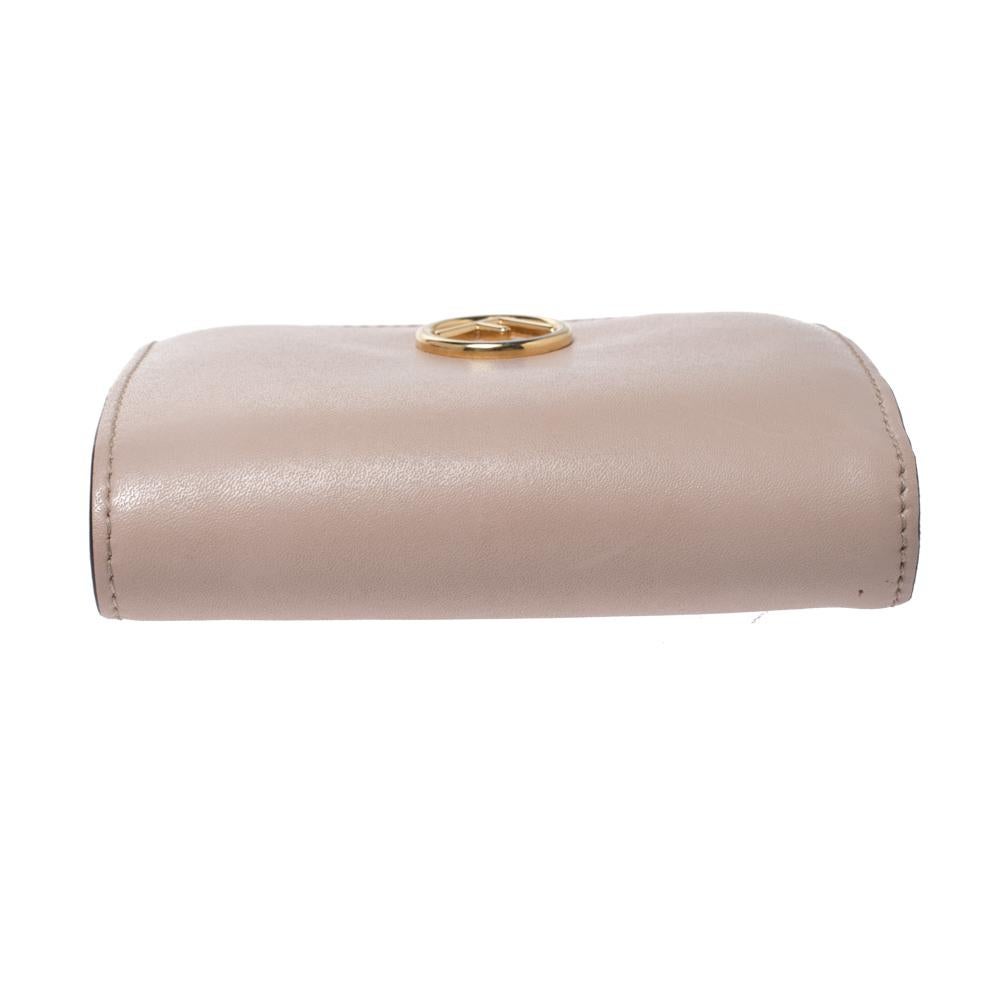Fendi Bifold F ist kompakte Brieftasche aus beigefarbenem Leder im Angebot 3