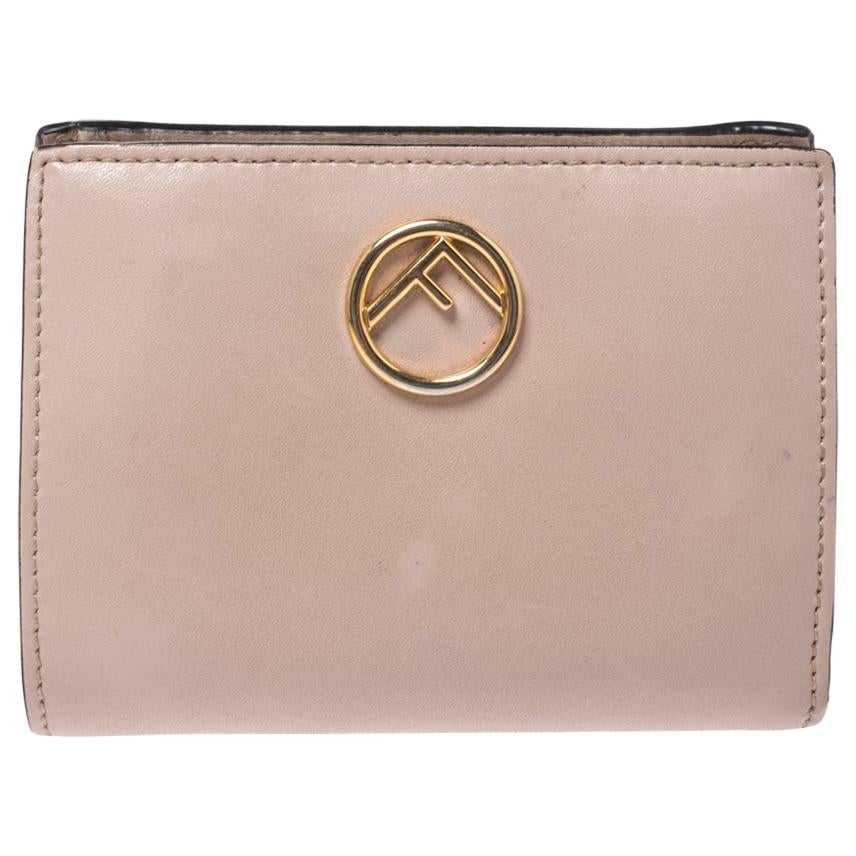 Fendi Bifold F ist kompakte Brieftasche aus beigefarbenem Leder im Angebot