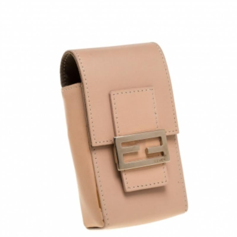 Questo portasigarette Fendi è realizzato in pelle e presenta un logo FF in metallo sulla patta anteriore. La custodia ha un interno foderato in tessuto.