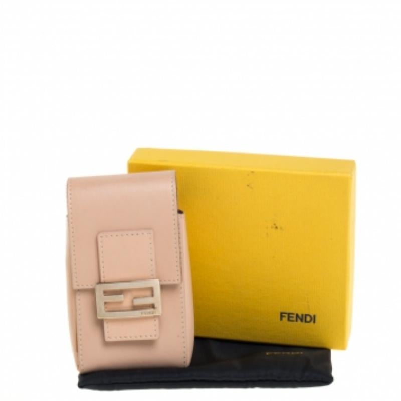 Astuccio per sigarette in pelle beige di Fendi In condizioni discrete in vendita a Dubai, Al Qouz 2