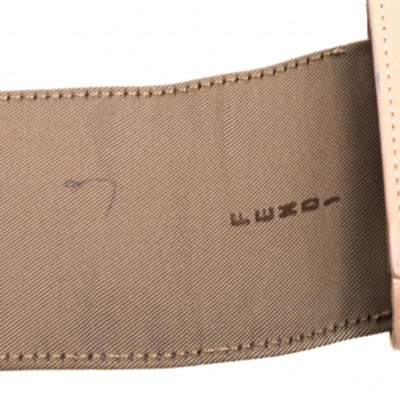 Donna Astuccio per sigarette in pelle beige di Fendi in vendita