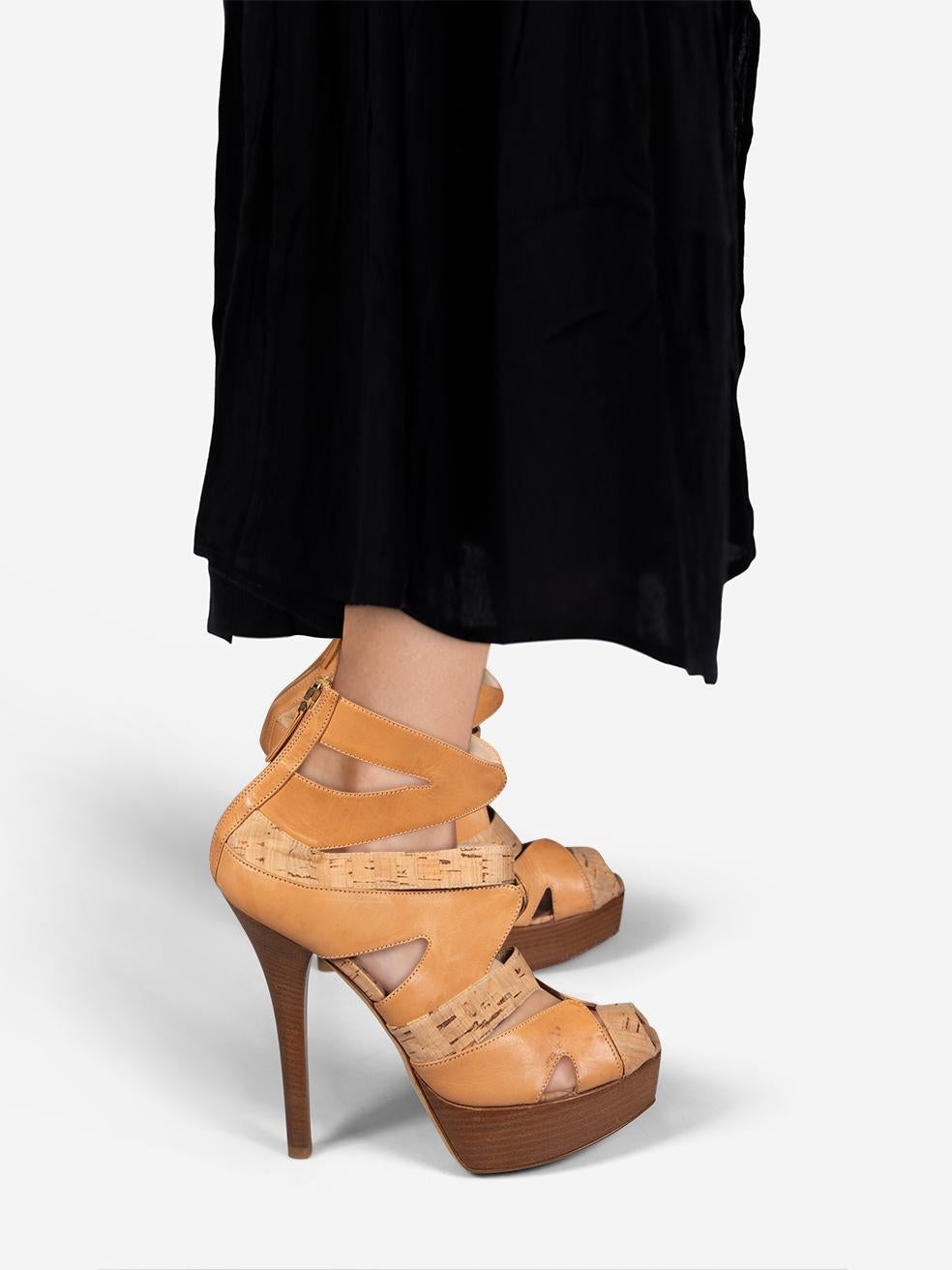 L'ÉTAT est bon. Les talons présentent une légère usure. Légers signes d'usure du cuir sur les côtés, l'avant, l'arrière et la zone des orteils des deux chaussures où des marques sont visibles. Le liège autour des orteils présente de légères fissures