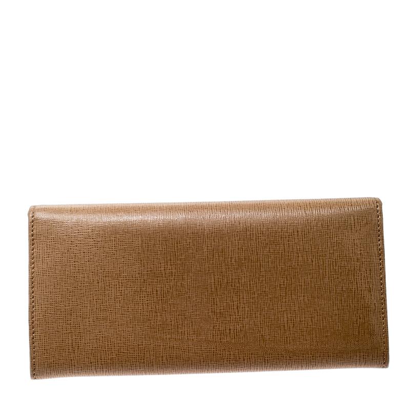 This splendour of a wallet from the house of Fendi is meticulously crafted from leather and designed with their brand plaque on the front. Styled with a flap, the wallet is equipped with multiple slots and a zip compartment to carry your