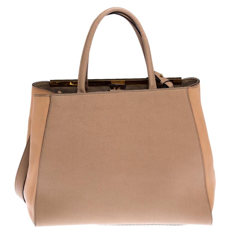 Die 2Jours Tote von Fendi ist eines der kultigsten Designs des Labels und wird nach wie vor von Frauen auf der ganzen Welt geliebt. Die Tasche ist aus beigem Leder gefertigt und verfügt über doppelte, gerollte Griffe. Außerdem ist er mit einer