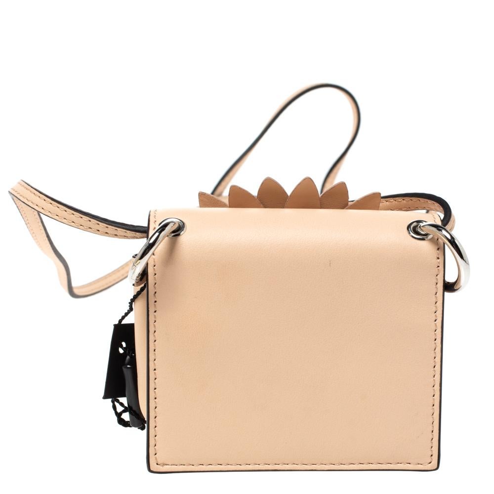 This much-coveted Kan I shoulder bag by Fendi is an ideal option for keeping your daily essentials safe. Crafted from beige leather, this attractive bag features a leather shoulder strap and a front flap that comes decorated with a notable flower