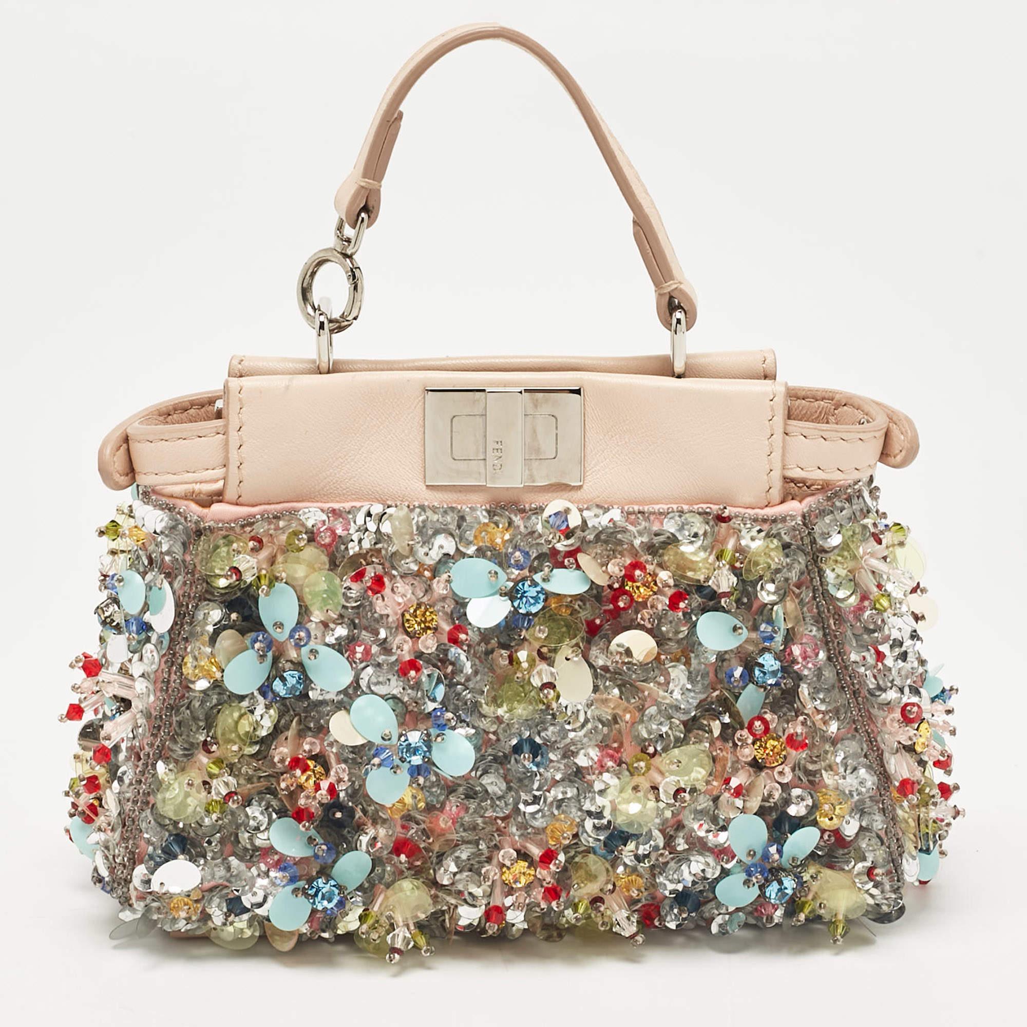 Borsa a tracolla Fendi Micro Peekaboo impreziosita in pelle beige In condizioni buone a Dubai, Al Qouz 2