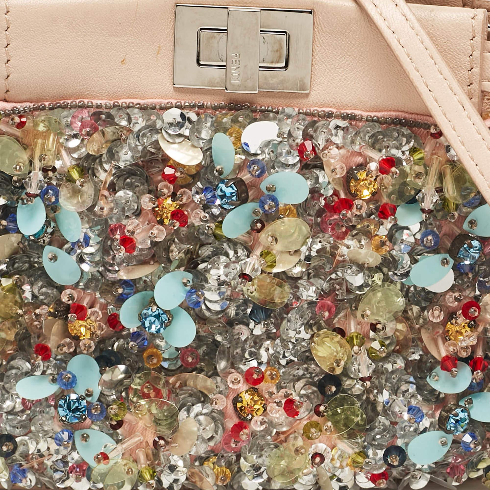 Donna Borsa a tracolla Fendi Micro Peekaboo impreziosita in pelle beige