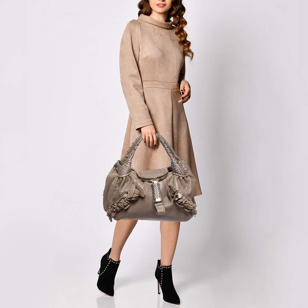 Questa hobo è fatta su misura per trasudare finezza e funzionalità, completando il tuo ensemble con stile. Presenta un esterno ben lavorato e ornato da una bella tonalità e un interno spazioso. Aggiungi un tocco di stile in più ai tuoi look