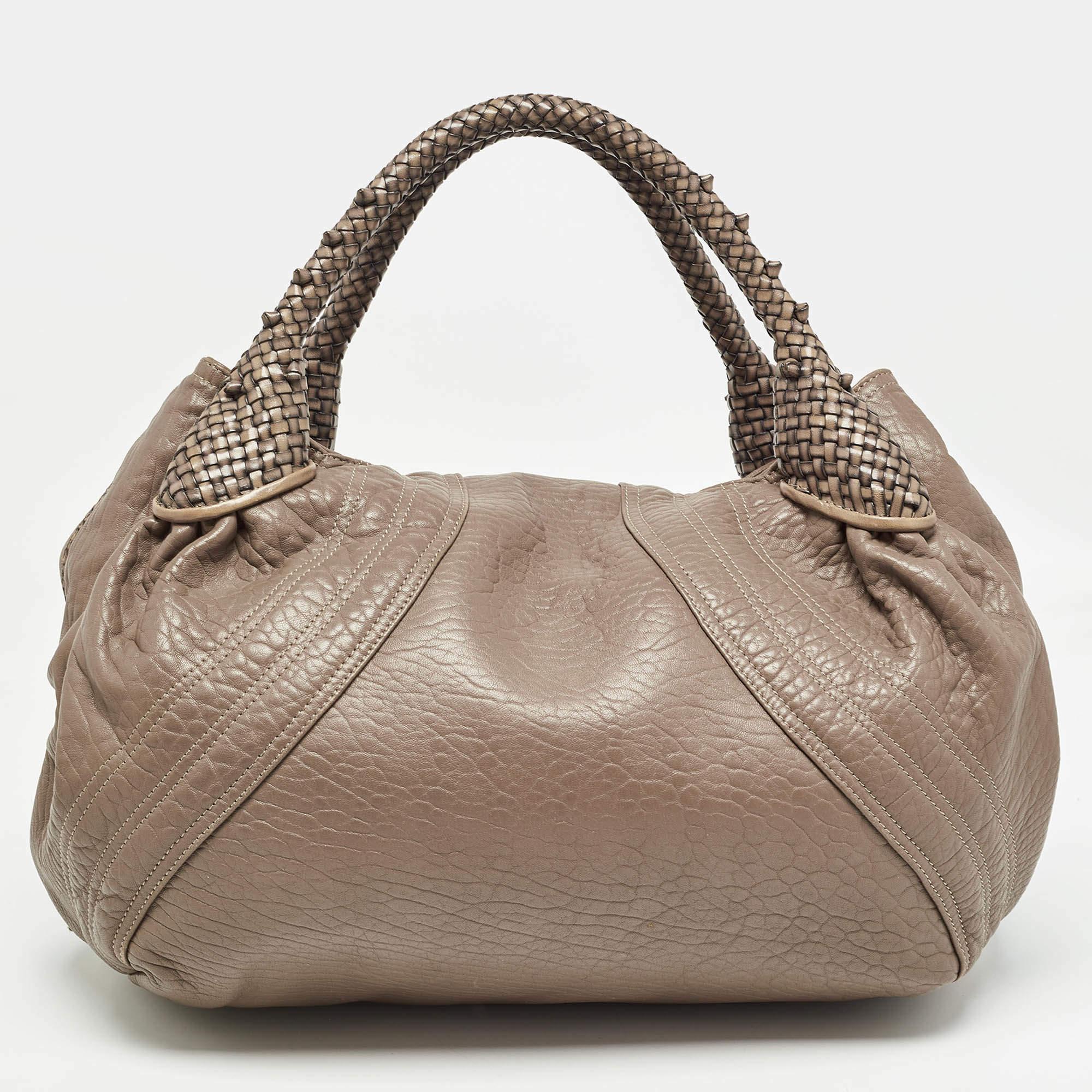 Borsa Fendi in pelle beige Raffle Spy Hobo In condizioni buone a Dubai, Al Qouz 2
