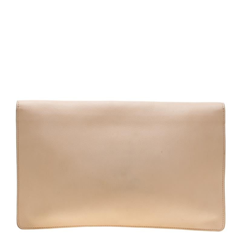 It is so easy to fall in love with this clutch from Fendi. Beige in colour and stunning in appeal, this creation will be a fantastic addition to your closet. Meticulously crafted from leather, this clutch comes styled with F on the flap and it opens