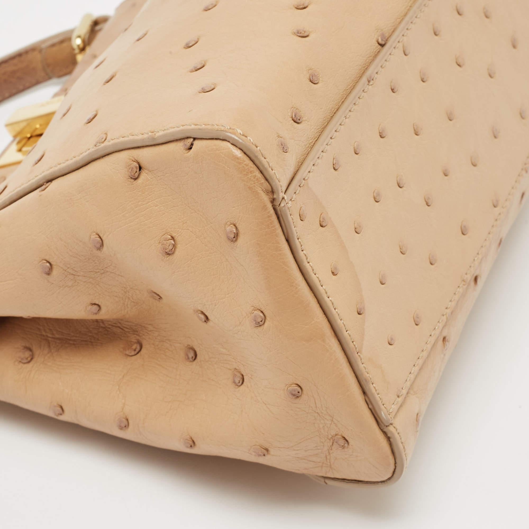 Mini sac Peekaboo Fendi en cuir d'autruche beige Pour femmes en vente