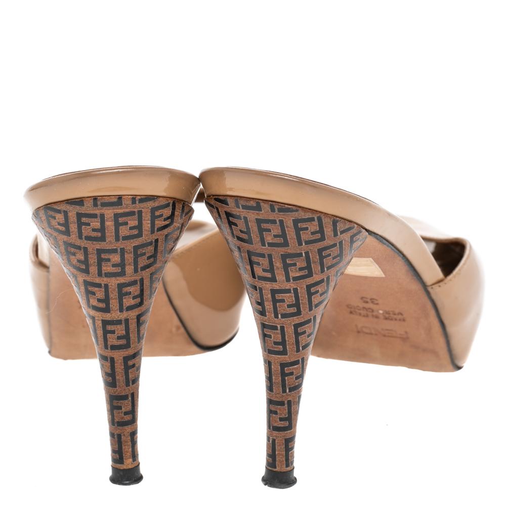 Fendi Beige Patent Leather FF Superstar Peep Toe Mule Slides Size 35 In Good Condition In Dubai, Al Qouz 2