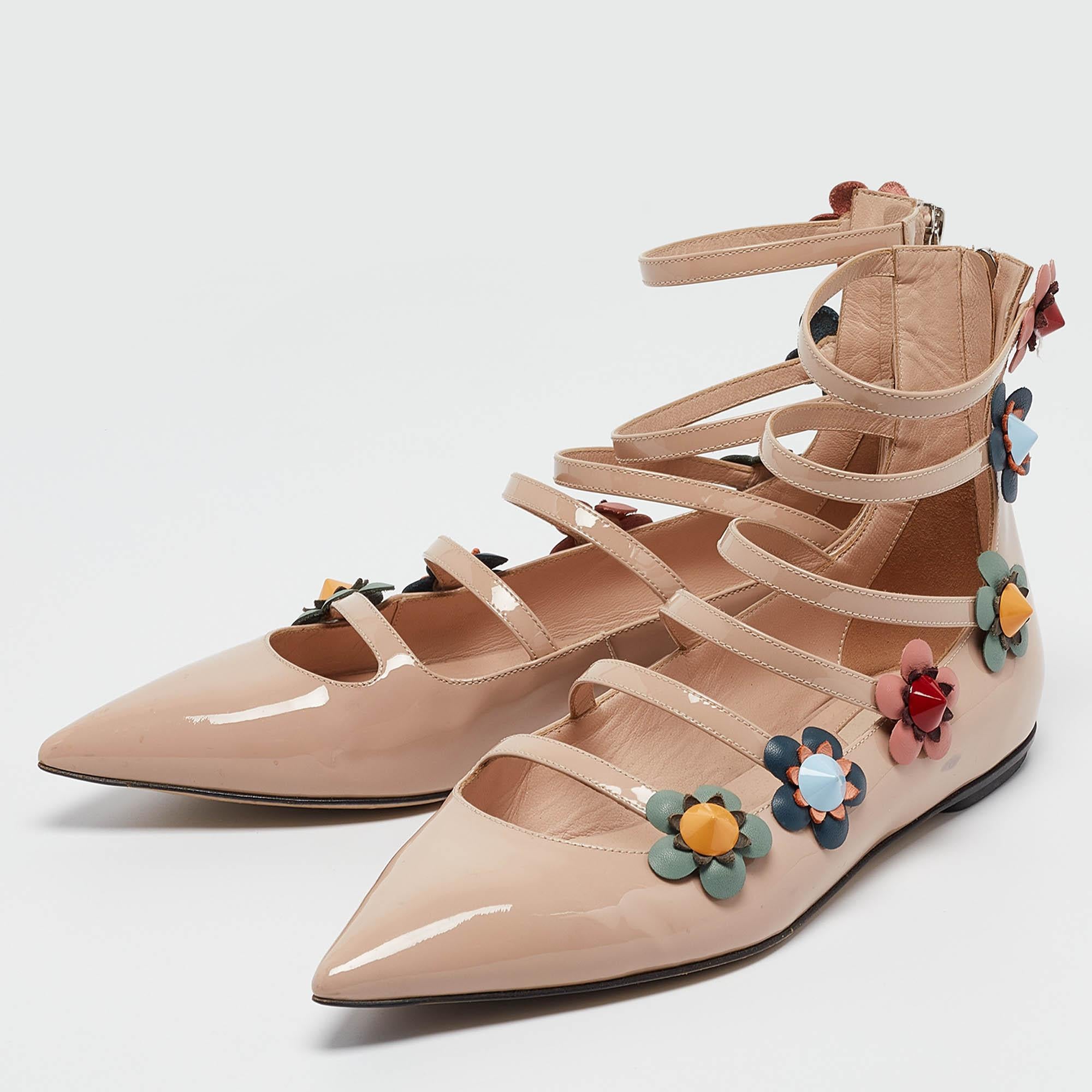 A perfect blend of luxury style and comfort these designer flats are made using quality materials and frame your feet in the most refined way. They can be paired with a host of outfits from your wardrobe.
