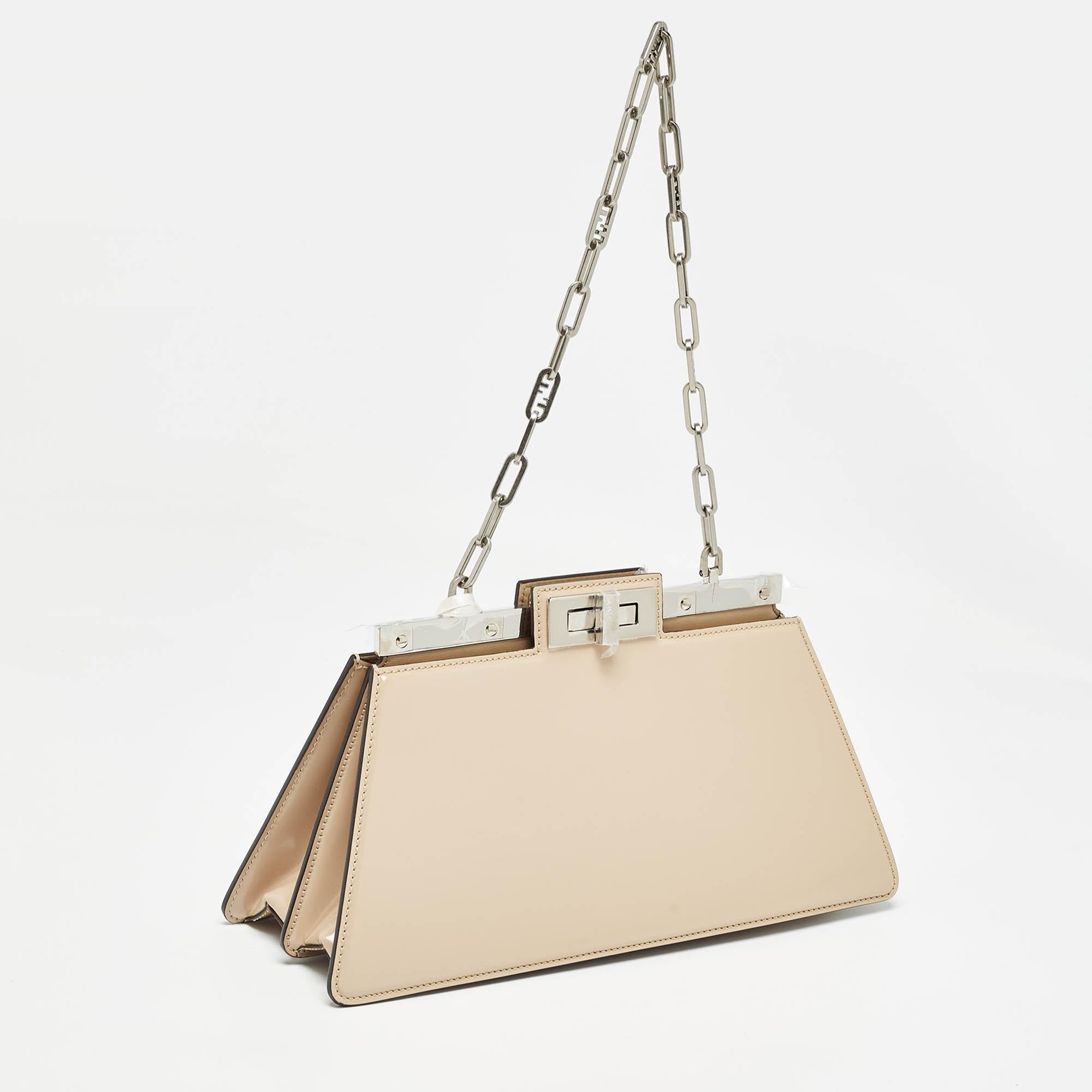 Fendi Beige Medium Peekaboo Cut Tasche aus Lackleder Medium im Zustand „Neu“ in Dubai, Al Qouz 2