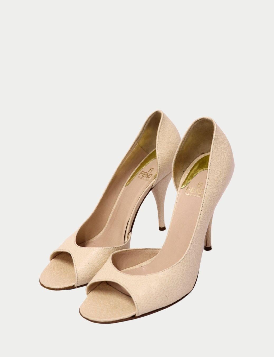 Tacones Peep-Toe Beige Fendi

Adéntrate en la sofisticación atemporal con estos tacones peep-toe beige de Fendi, una mezcla perfecta de artesanía italiana y lujo discreto. Con una silueta elegante y un tacón de aguja de media altura, este par está