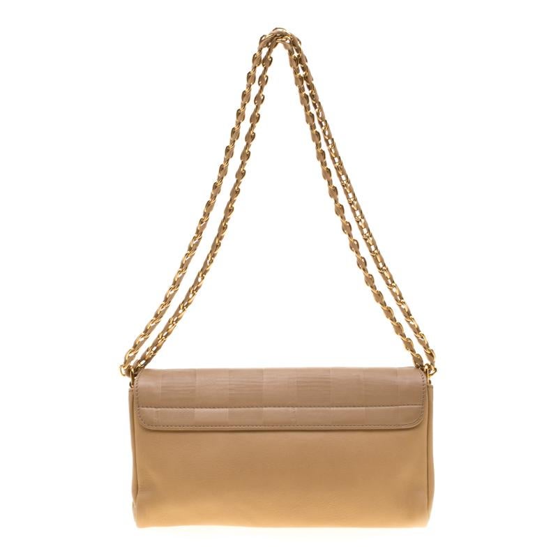 This Claudia bag by Fendi has a sophisticated look. Crafted from pequin-embossed leather, the bag comes with a flap that has a striped turn lock. It is equipped with a well-sized interior and a chain. You can team this fabulous creation with your