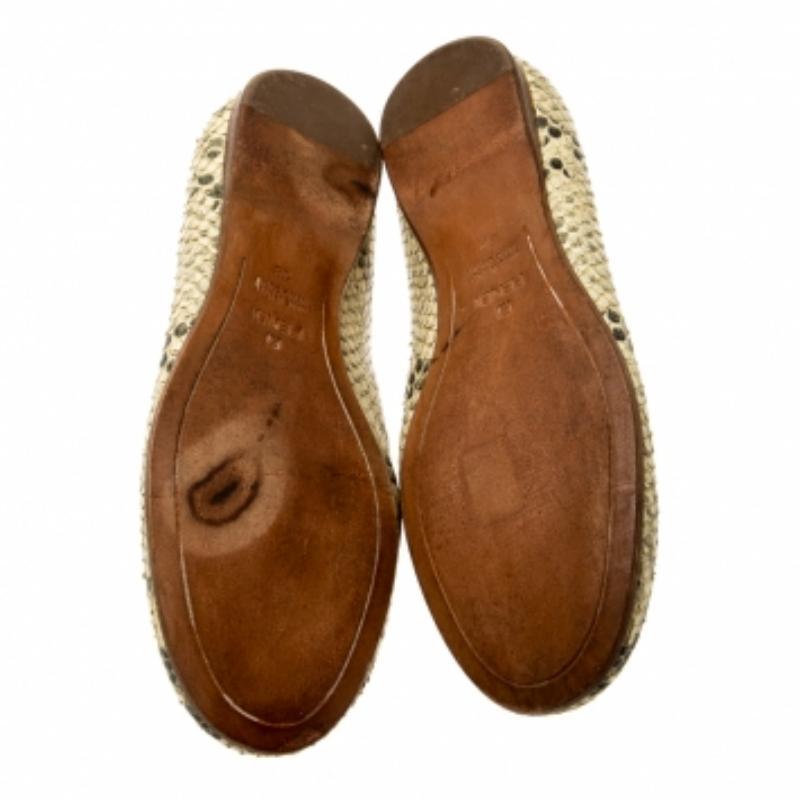 Fendi promet que chaque fois que vous sortirez avec ces jolies ballerines, vous ne manquerez pas de susciter des regards admiratifs ! Ces ballerines beiges sont confectionnées en cuir de python et présentent des bouts ronds avec un joli nœud sur