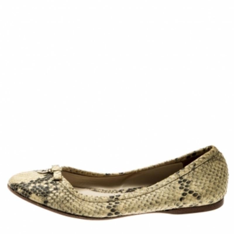 Fendi - Ballerines en cuir python beige avec nœud, taille 38 Bon état - En vente à Dubai, Al Qouz 2