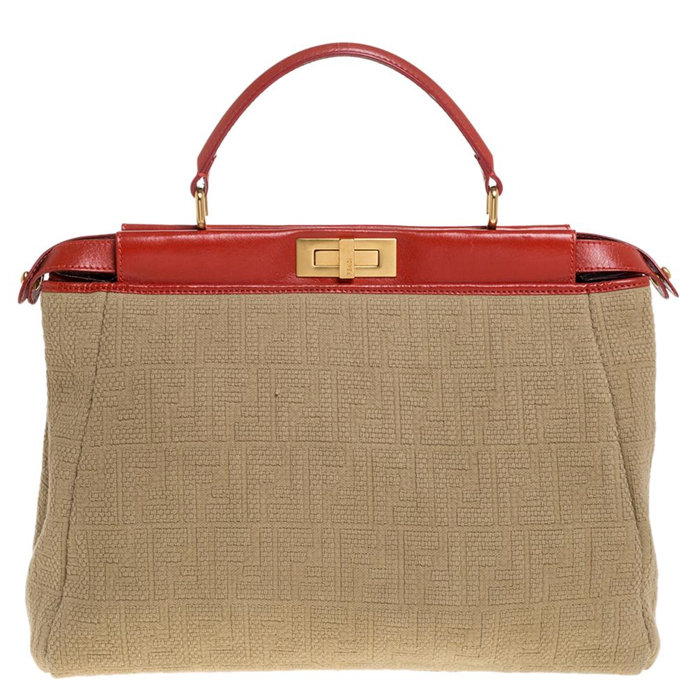 Diese exquisite Peekaboo von Fendi ist heiß begehrt und hat uns seit ihrer Geburt im Jahr 2009 mit ihrer Form:: ihrem Design und ihrer Schönheit verzaubert. Diese Version ist sorgfältig aus Stoff und Leder gefertigt und mit einem Griff an der