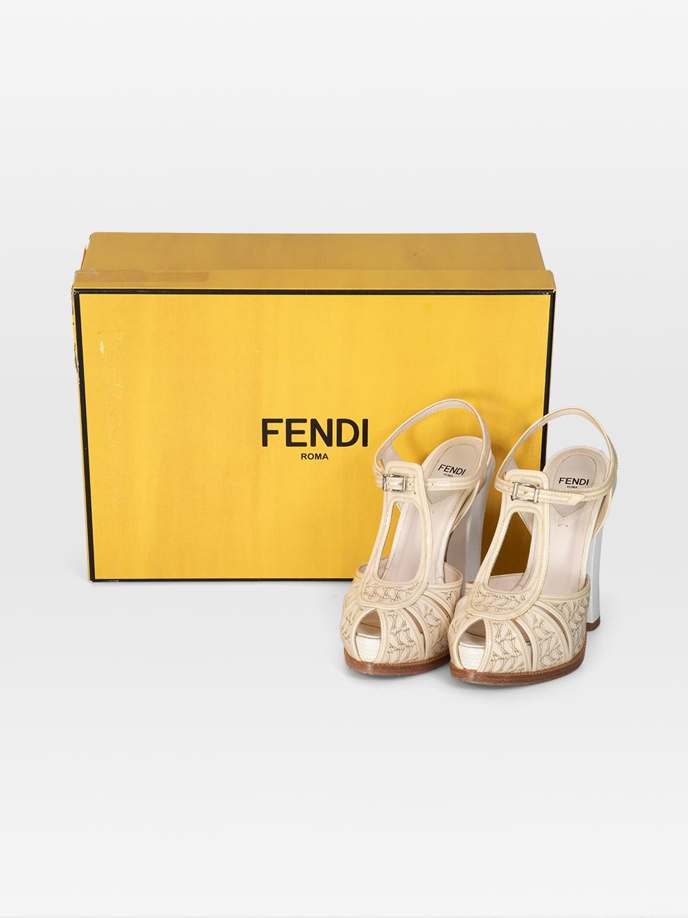 Fendi Beige & Weiß High Heel Sandalen Größe IT 36 im Angebot 6
