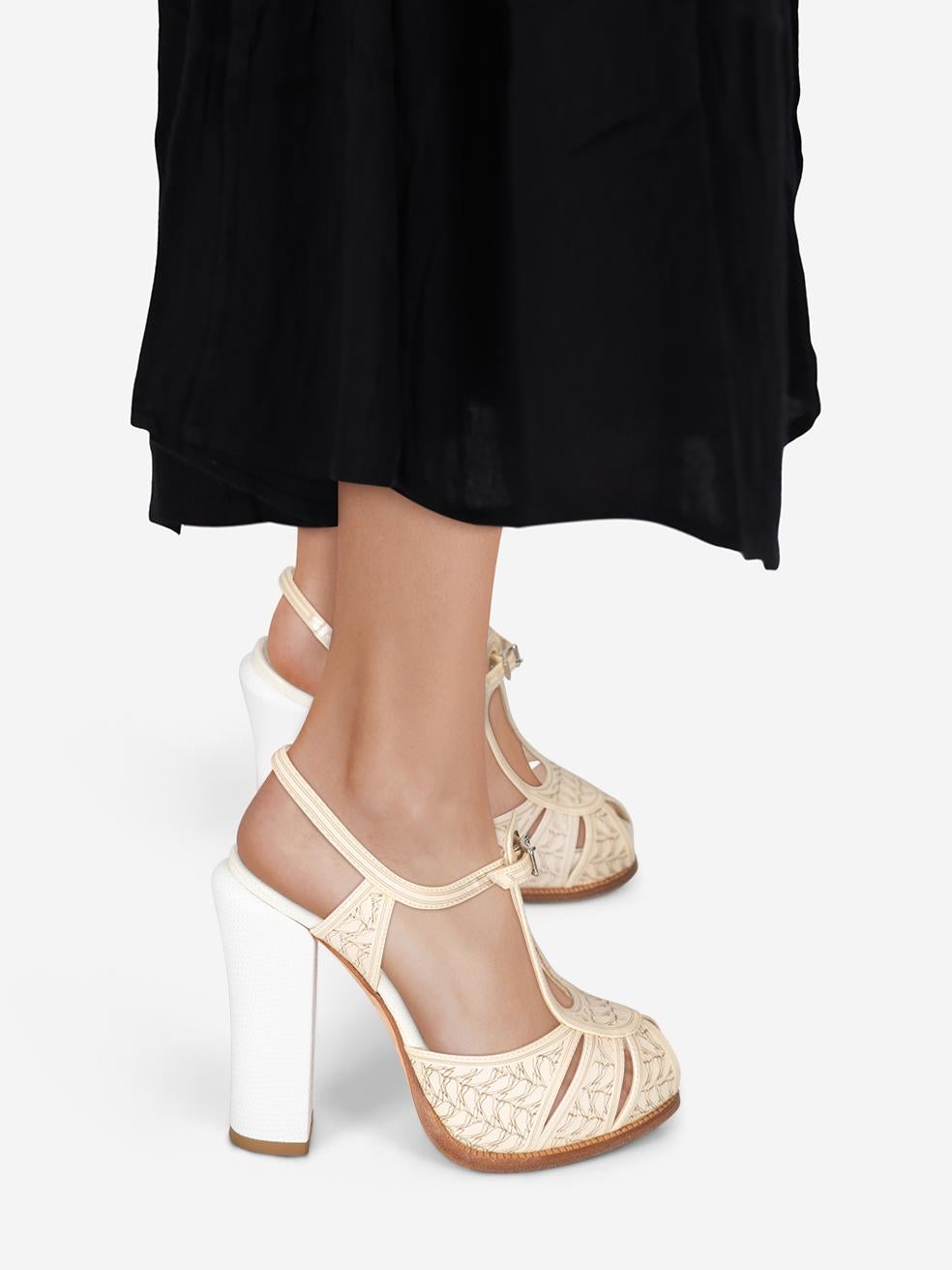 CONDIT ist sehr gut. Die Sandalen weisen nur minimale Gebrauchsspuren auf. Verfärbung auf der linken Seite des linken Schuhs und der linken Ferse an diesem gebrauchten Fendi Designer-Wiederverkaufsartikel. Dieses Paar Schuhe wird in der