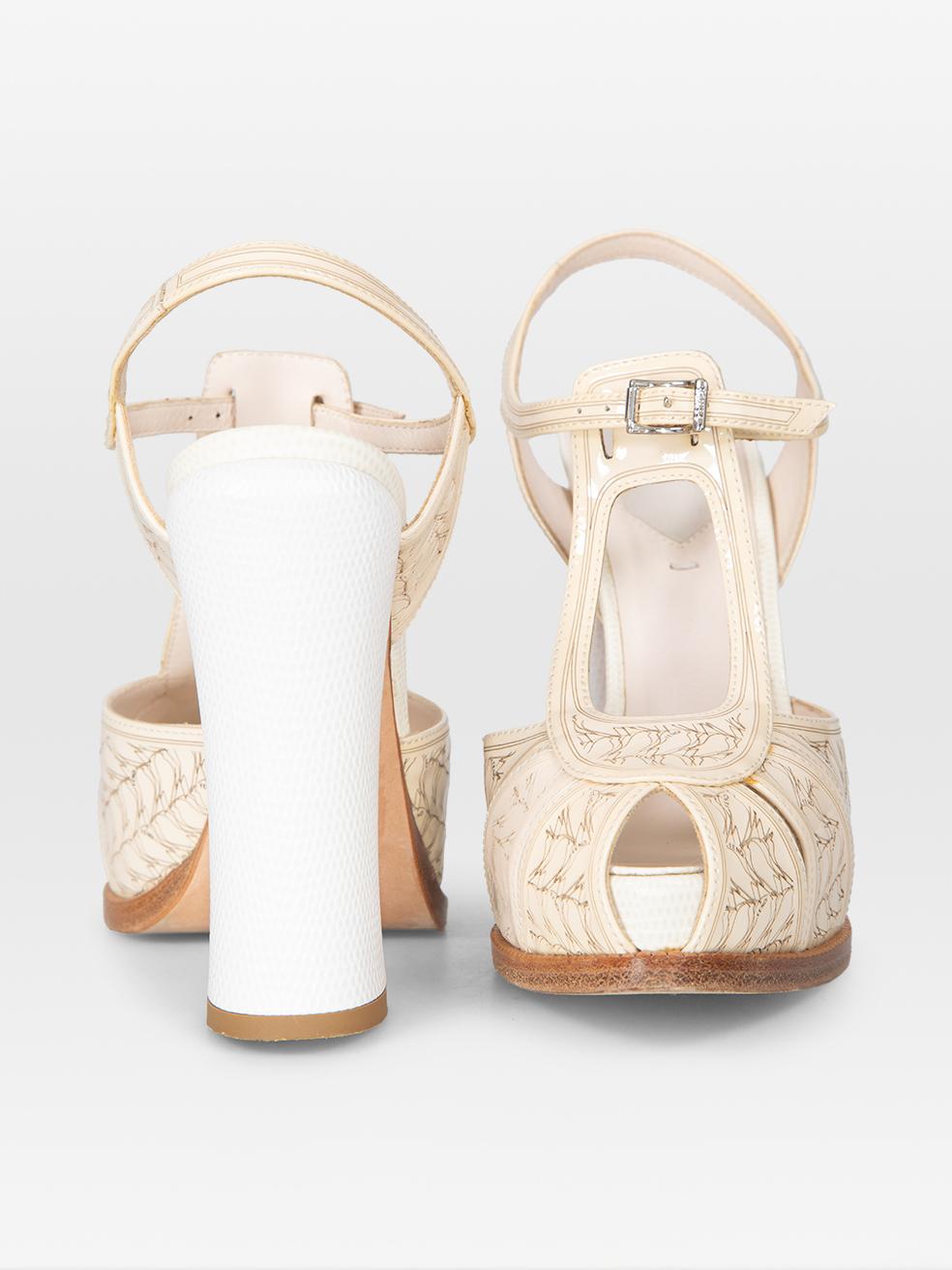 Fendi Beige & Weiß High Heel Sandalen Größe IT 36 im Zustand „Hervorragend“ im Angebot in London, GB