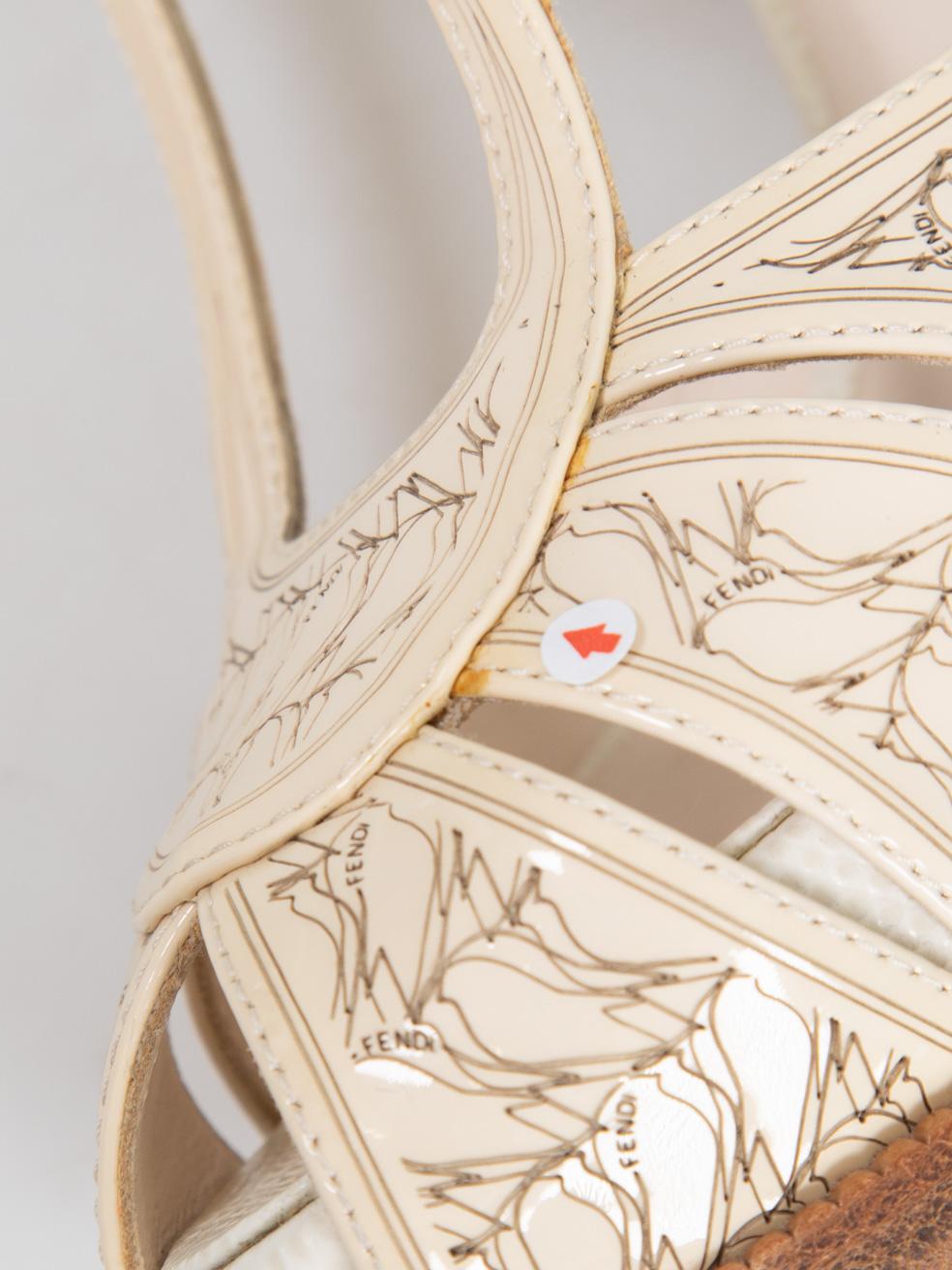 Fendi Beige & Weiß High Heel Sandalen Größe IT 36 im Angebot 3