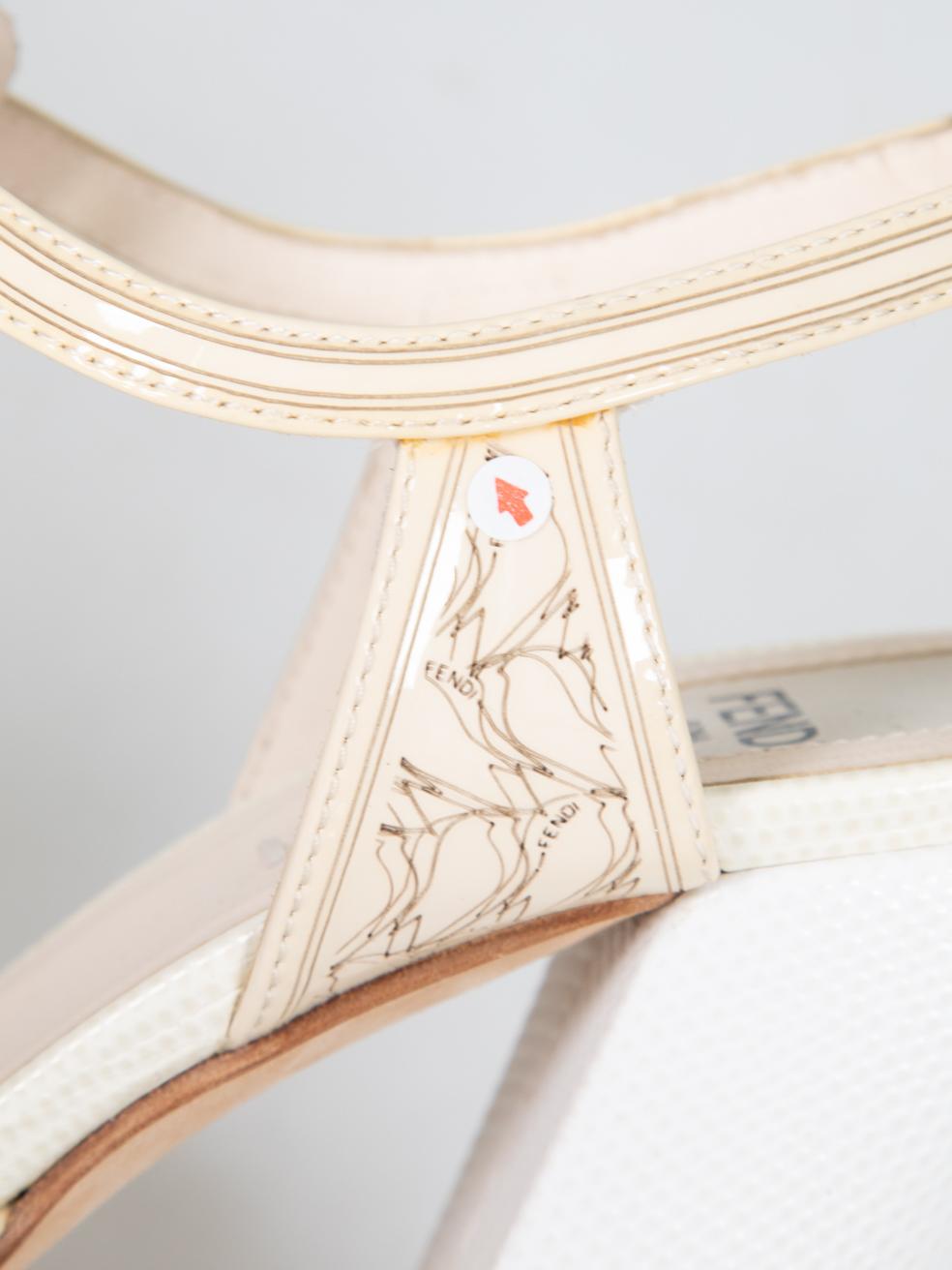 Fendi Beige & Weiß High Heel Sandalen Größe IT 36 im Angebot 4