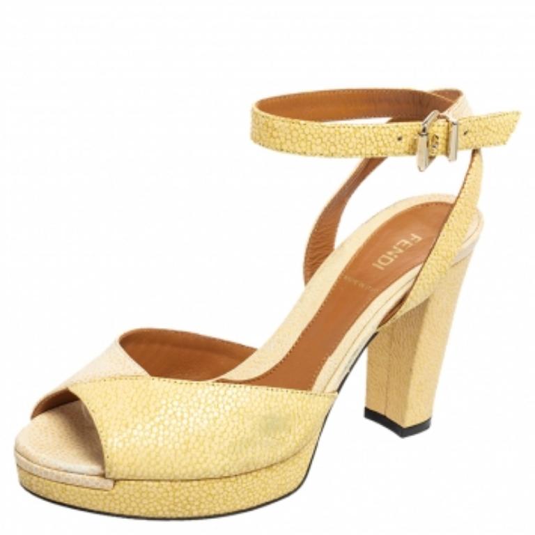 Fendi - Sandales à bout ouvert à la cheville en cuir beige/blanc, taille 36 Bon état - En vente à Dubai, Al Qouz 2