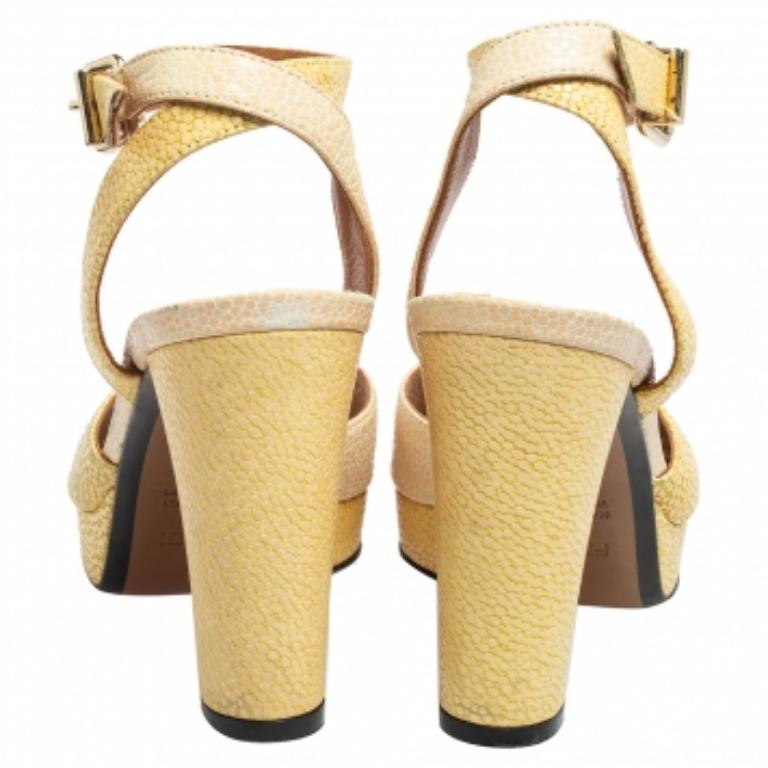 Fendi - Sandales à bout ouvert à la cheville en cuir beige/blanc, taille 36 en vente 1