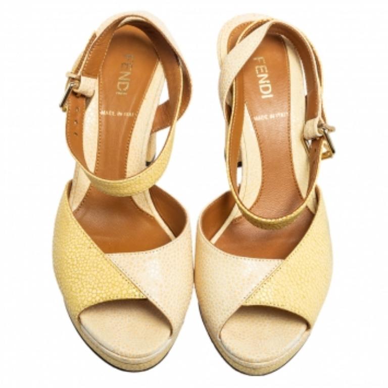 Fendi - Sandales à bout ouvert à la cheville en cuir beige/blanc, taille 36 en vente 2