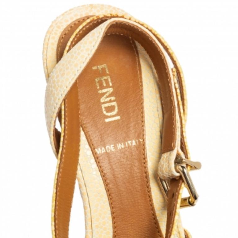 Fendi - Sandales à bout ouvert à la cheville en cuir beige/blanc, taille 36 en vente 3
