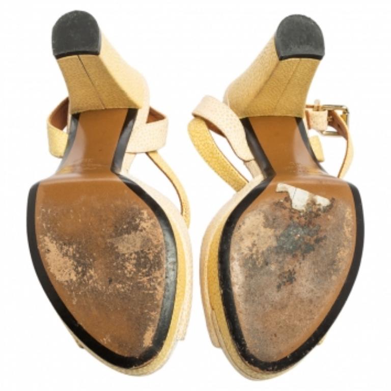Fendi - Sandales à bout ouvert à la cheville en cuir beige/blanc, taille 36 en vente 4