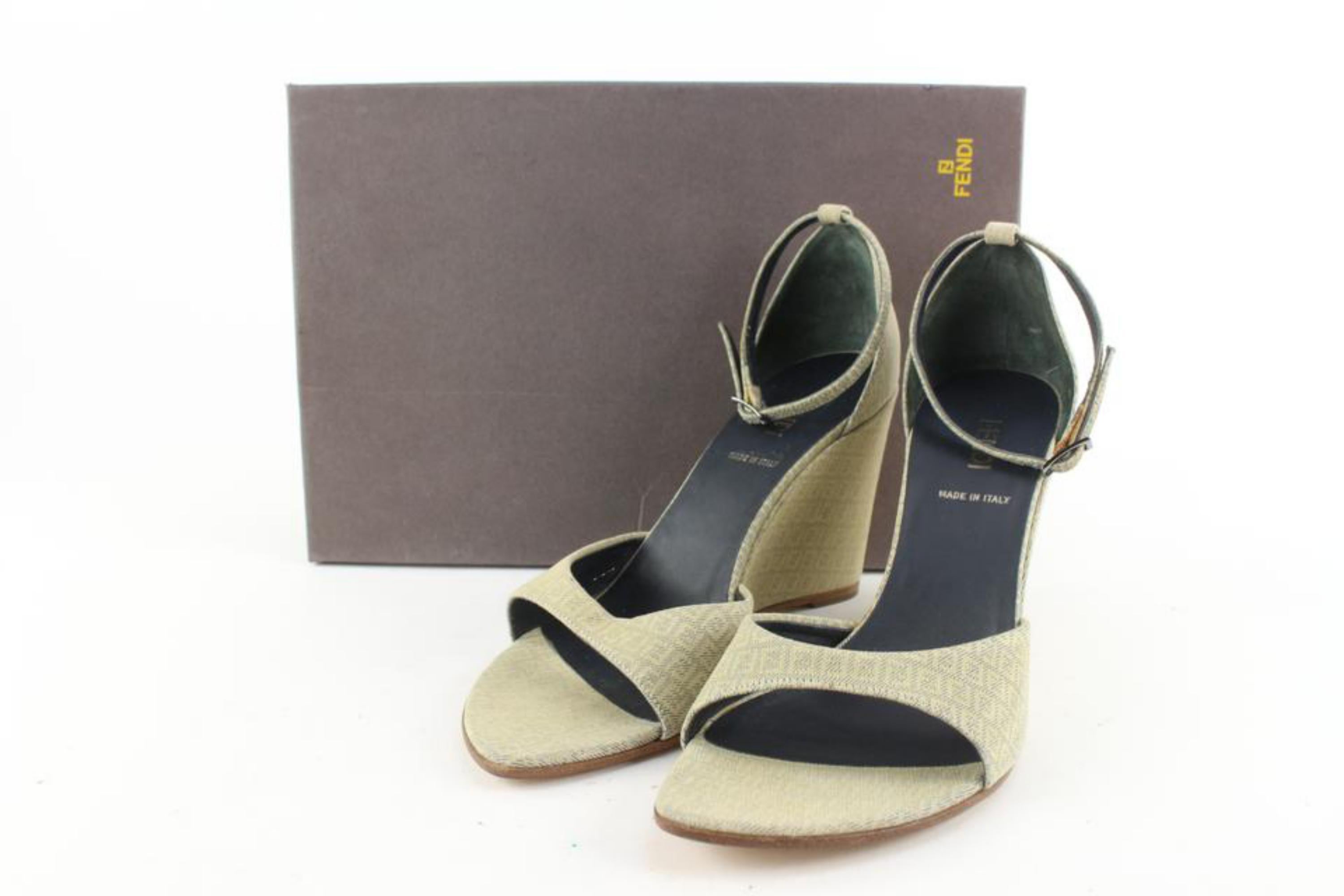 Fendi Beige x Blue Micro Zucchino FF Wedge Sandals 1223f14
Fabriqué en : Italie
Mesures : Longueur :  9,5