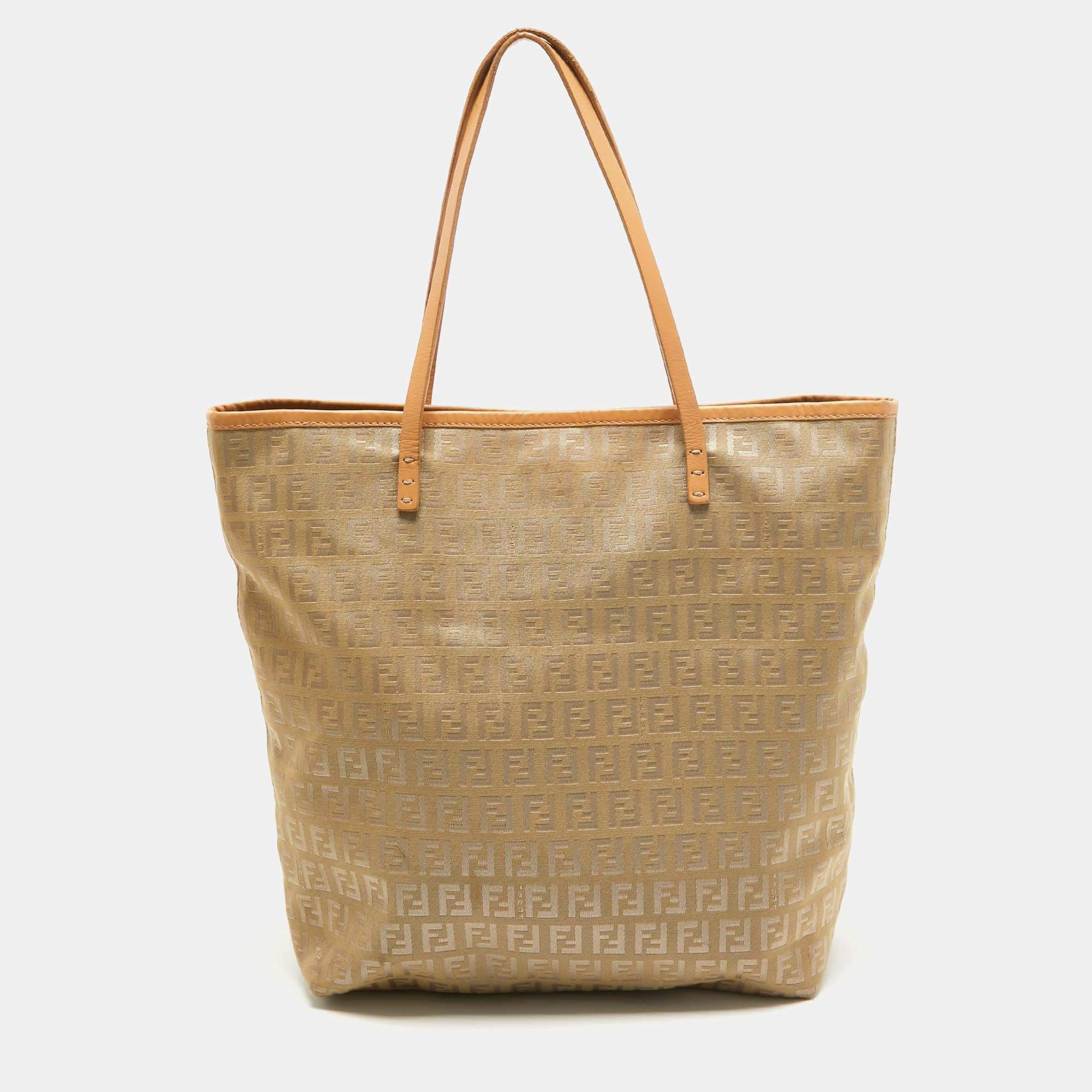 Be it your daily commute to work, shopping sprees, and vacations, a tote bag will never fail you. This designer creation is made to last and assist you in your fashion-filled days.


