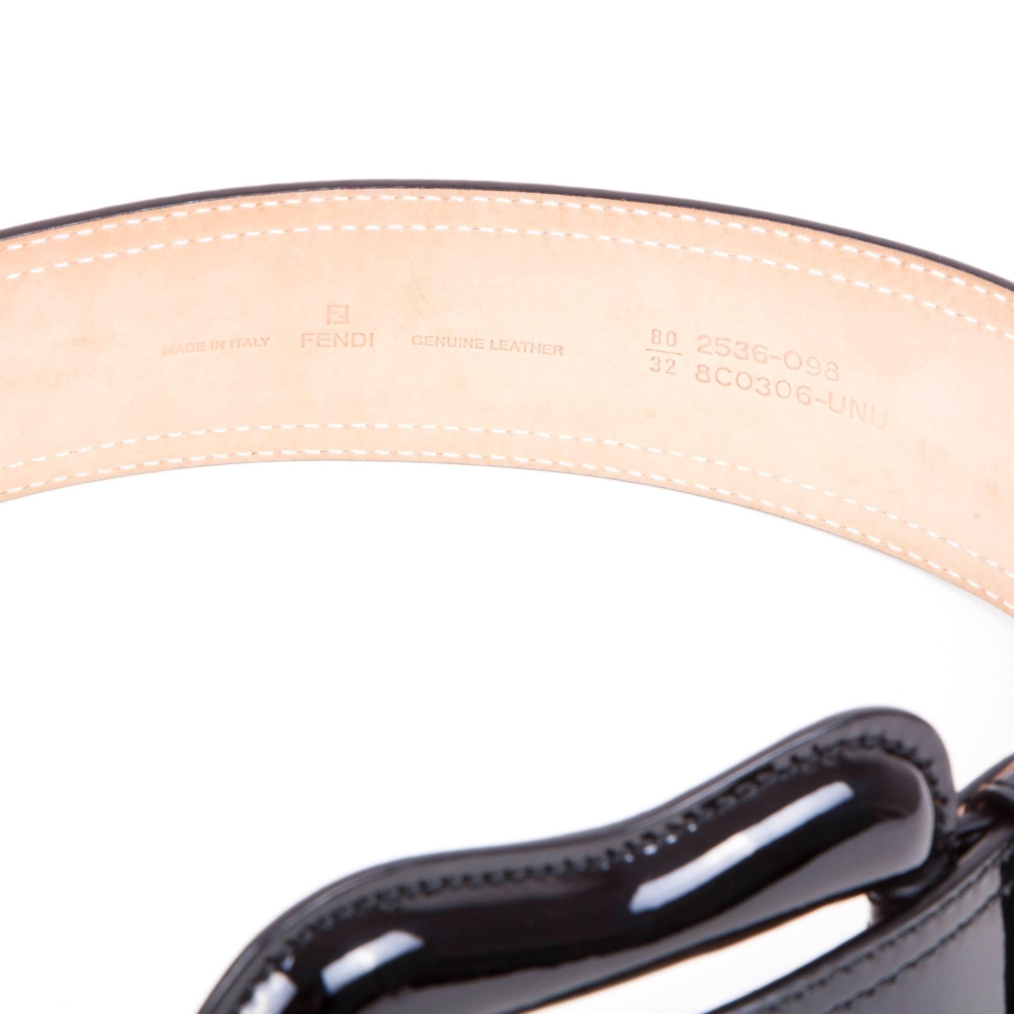 Fendi belt in black patent leather. Beige leather interior. Clasp in loop. In very good condition. Size 80

Made in Italy.

Dimensions: length at first hole 76 cm, last hole 90 cm, height 6 cm.

Will be delivered in a new, non-original dust bag