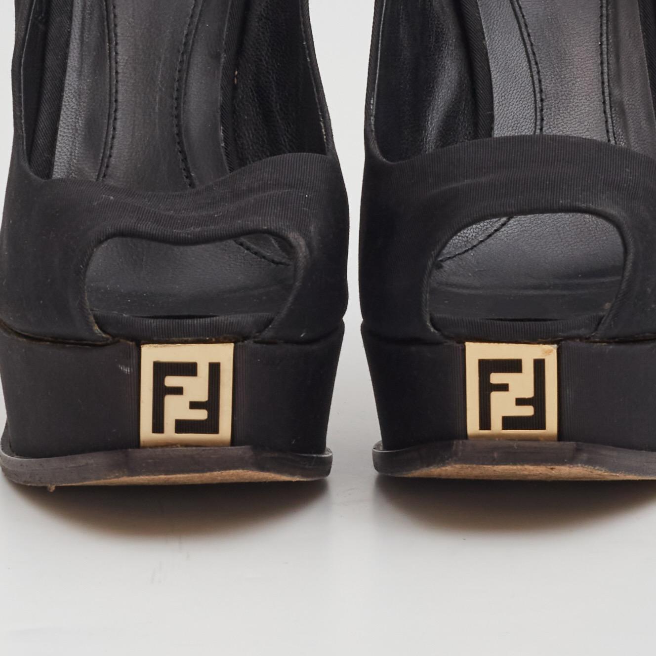 Fendi Black And Red Peep Toe Platform Heels (US 8  EU 39) In Good Condition For Sale In Montreal, Quebec