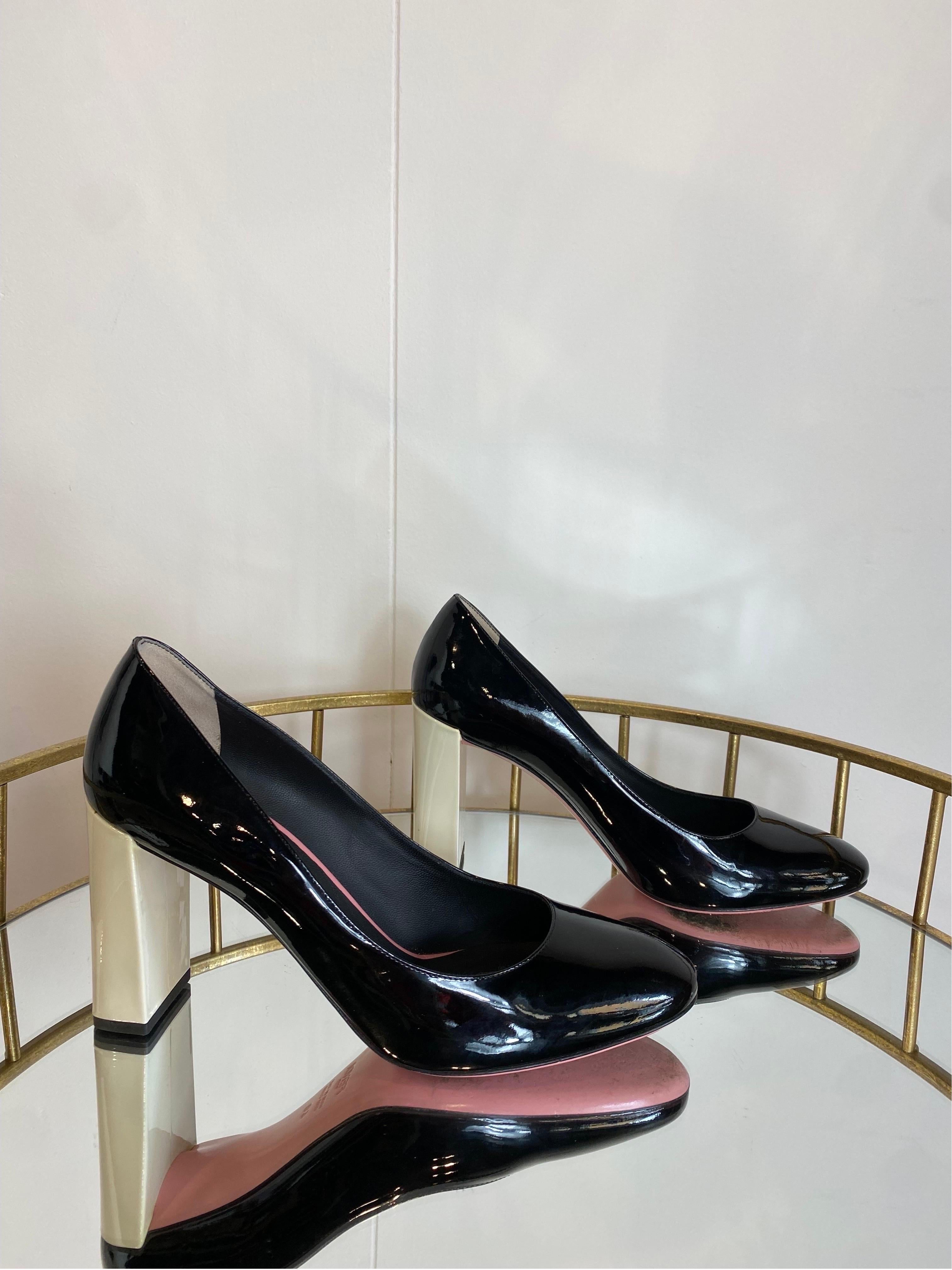 Fendi pumps.
In black patent leather with milky heel detail.
Italian number 40
Inner sole 27 cm
Heel 9 cm
Excellent general condition, with minimal signs of use.
They have original box.
Retail price €490