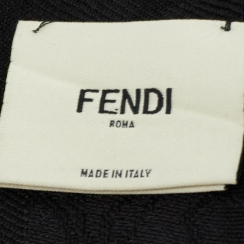 Noir Fendi - Écharpe en soie et laine Karlito, noire et ornée d'appliques en vente