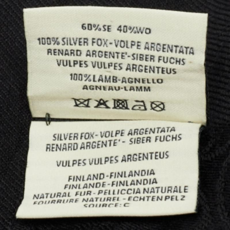 Fendi - Écharpe en soie et laine Karlito, noire et ornée d'appliques Pour femmes en vente