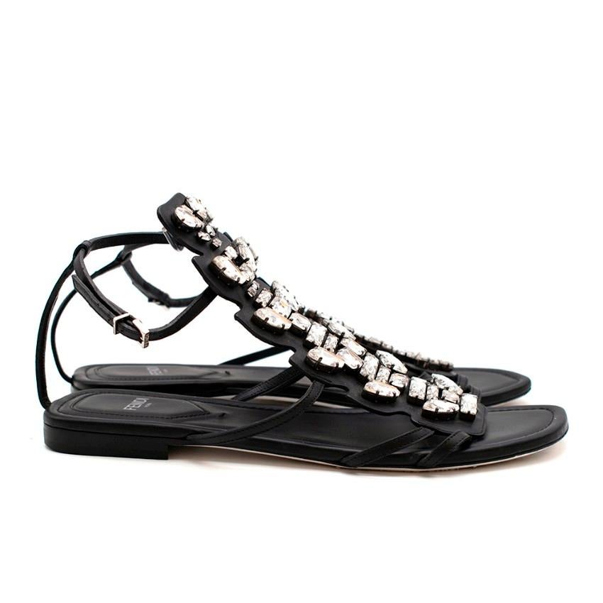 Fendi Schwarz Ava Kristall-Sandalen 

- Verstellbarer Knöchelriemen
- Quadratische Zehe 
- Gepolsterte Einlegesohle

Material
-100% Leder 

Kristall-Band: 18cm
Absatz: 2,5 cm
Länge: 24 cm 
Einlegesohle: 22cm 