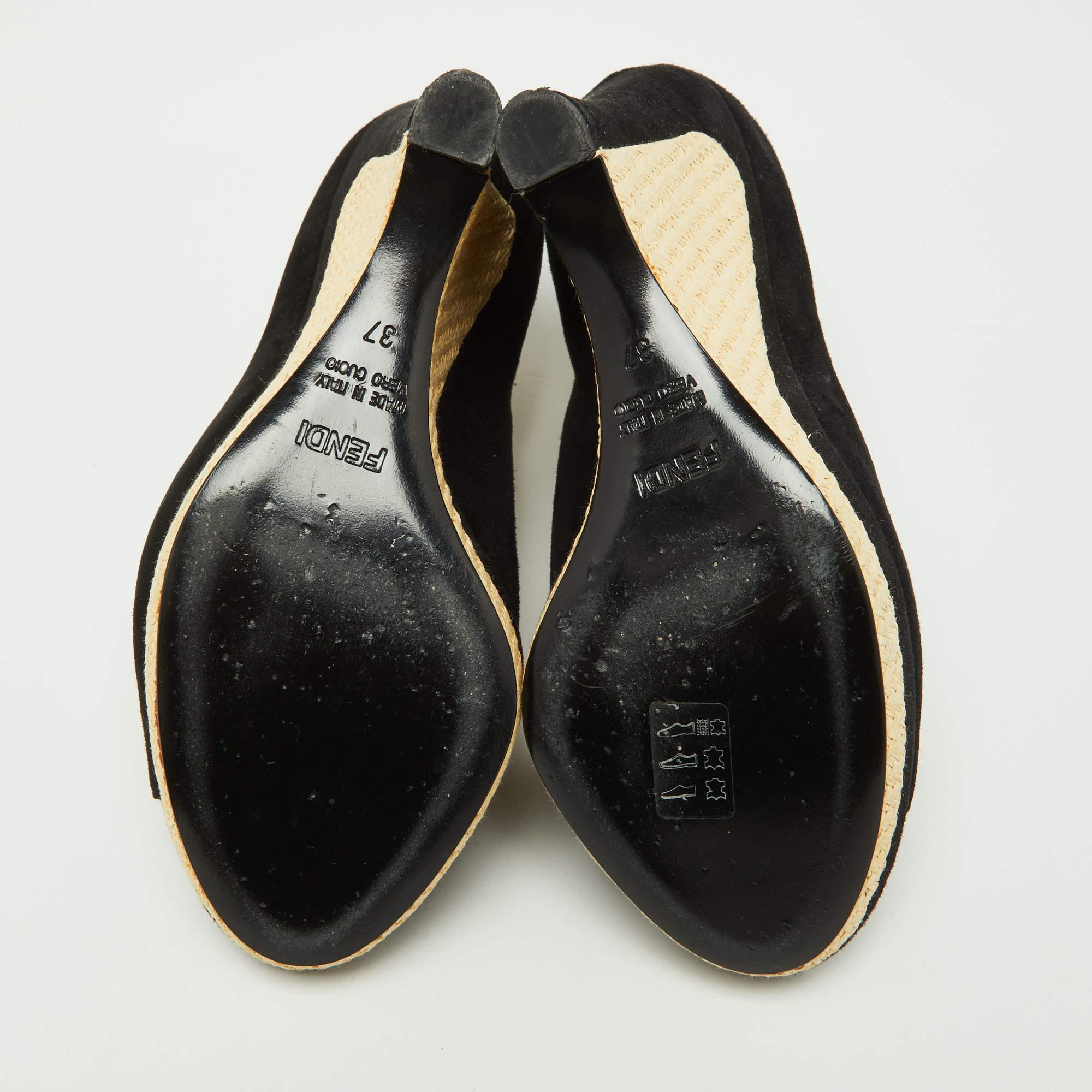 Fendi Black/Beige Suede and Raffia Wedge Peep Toe Booties Size 37 In Good Condition For Sale In Dubai, Al Qouz 2