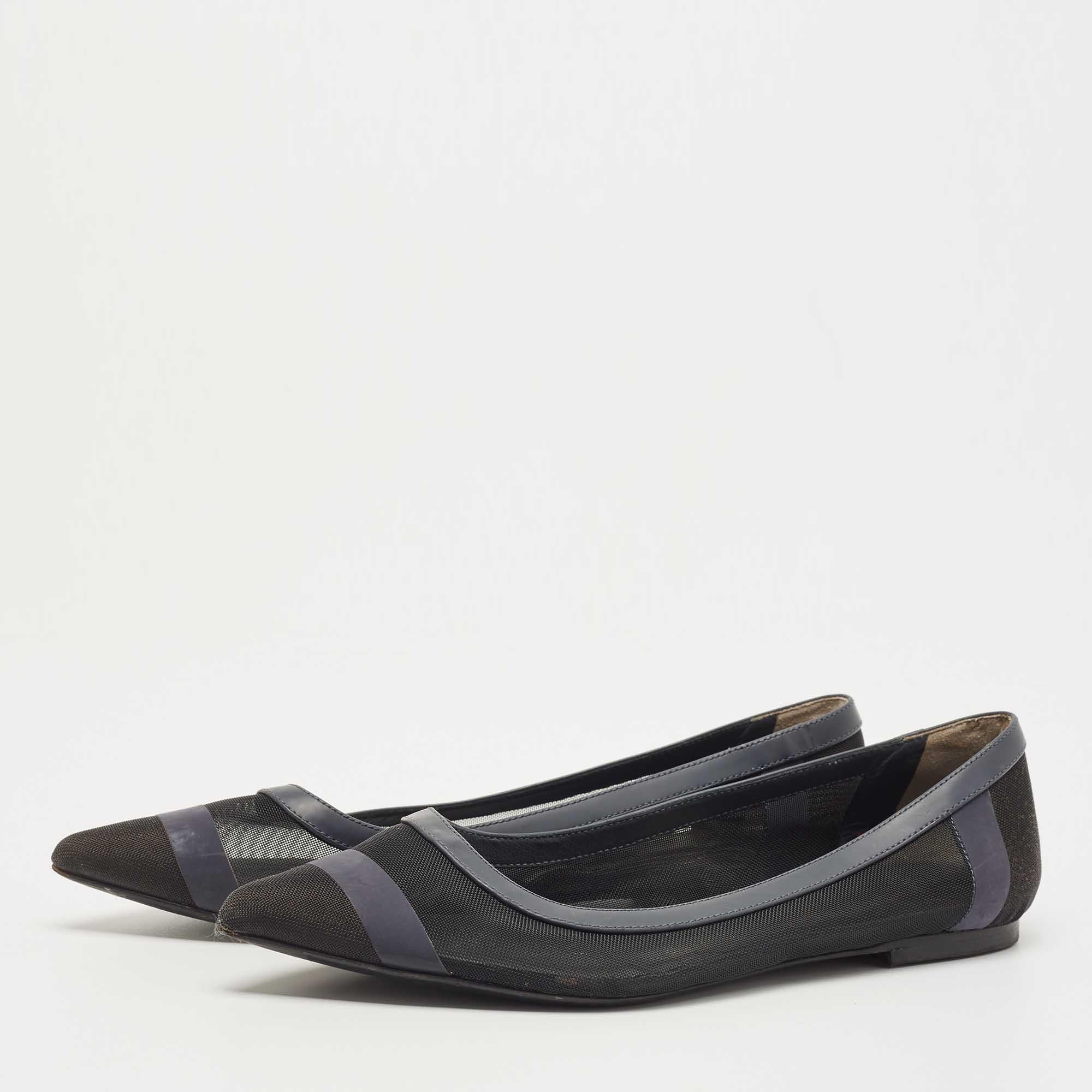 These well-crafted designer flats have got you covered for all-day plans. They come in a versatile design, and they look great on the feet.